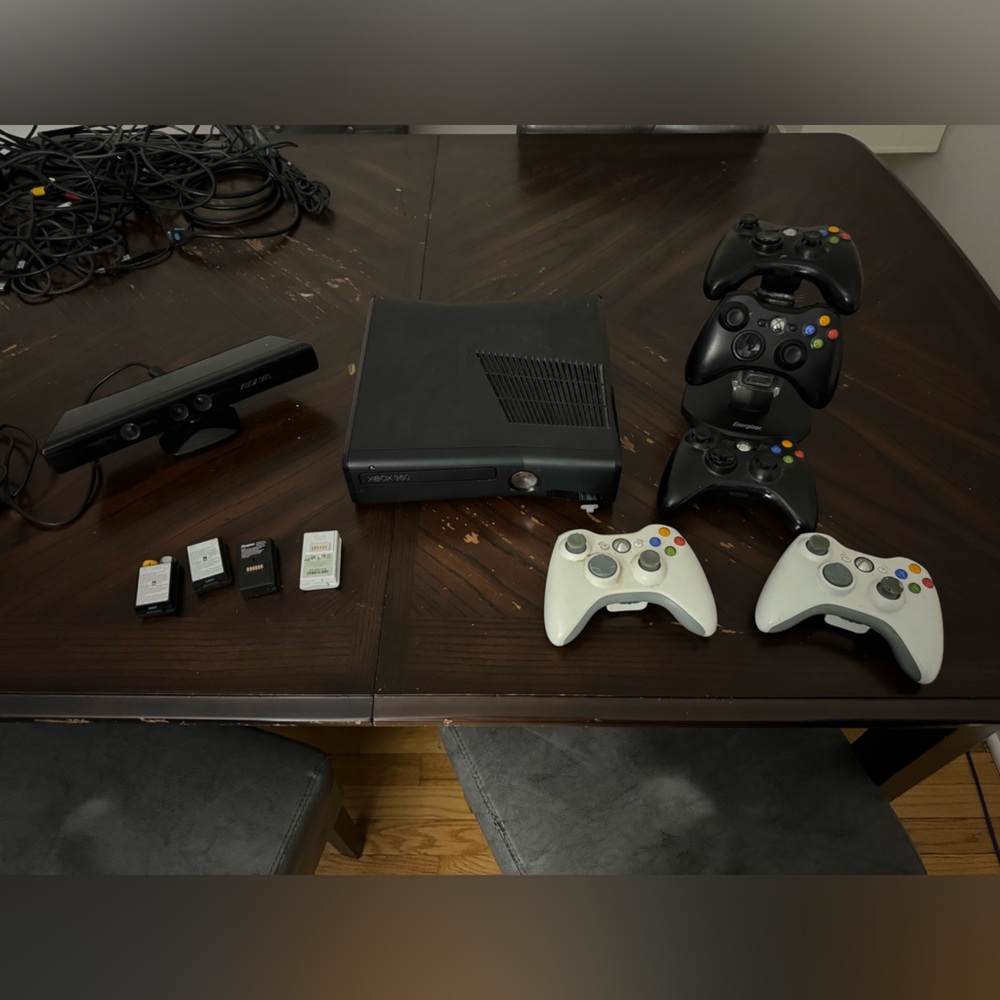 Xbox 360 S With Kinect, Energizer controller stand, and 5 controllers